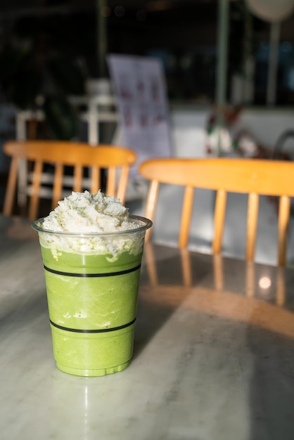 tè verde matcha miscela latte in vetro con panna da montare