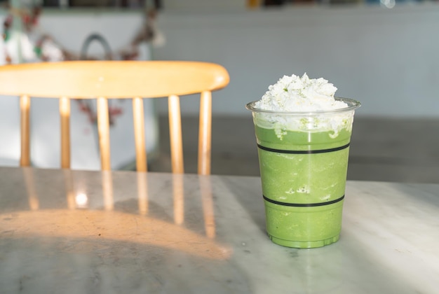 tè verde matcha miscela latte in vetro con panna da montare