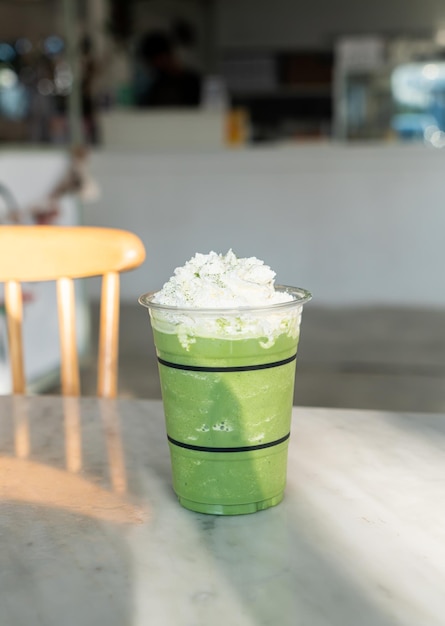 tè verde matcha miscela latte in vetro con panna da montare