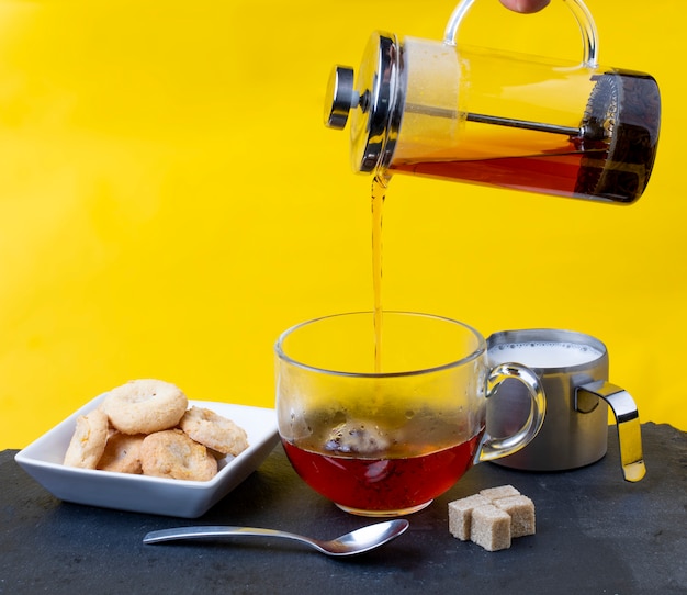 Tè versato in una tazza su un tavolo da cucina