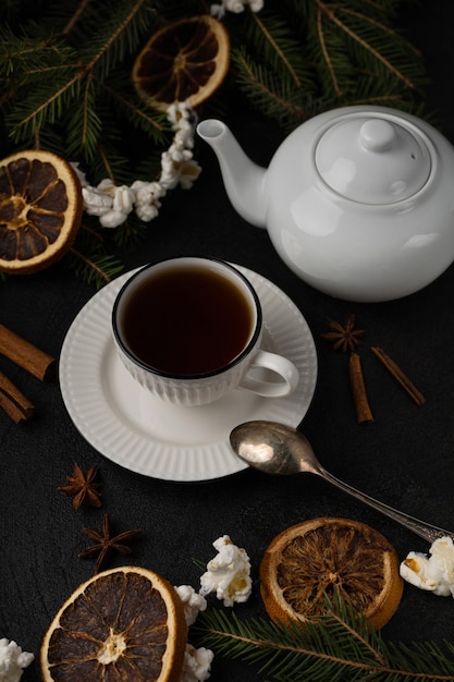 Tea party di Natale con albero di Natale, arance essiccate e ghirlanda di popcorn