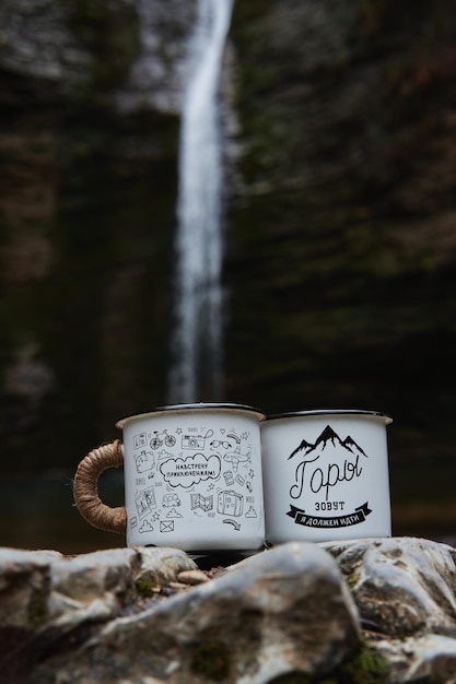 Tea party in escursione sullo sfondo della cascata L'acqua ad angolo interessante dalla cascata si riempie