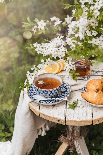 Tea party pomeridiano nel giardino in fiore Verticale