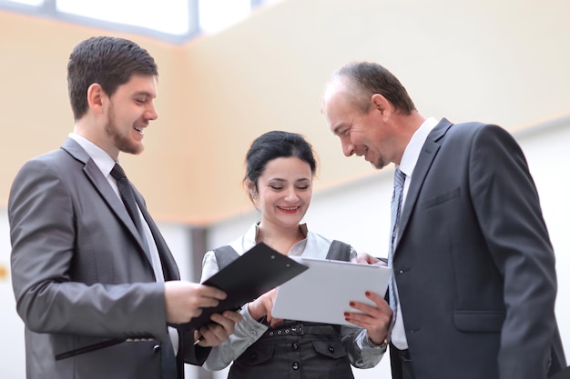 Team aziendale che discute problemi di lavoro in piedi in ufficio