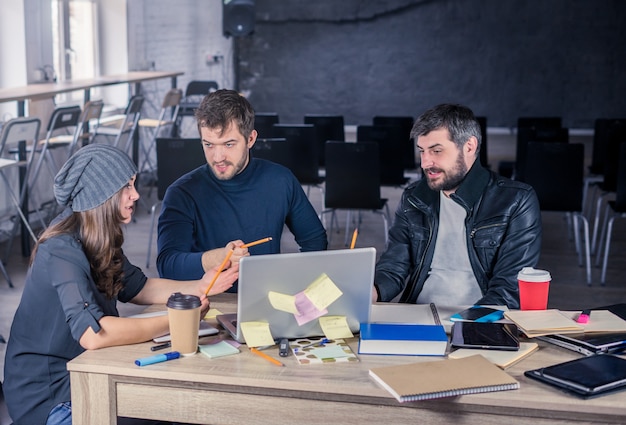 Team aziendale di liberi professionisti Ambiente di lavoro con taccuini e cancelleria per caffè portatile