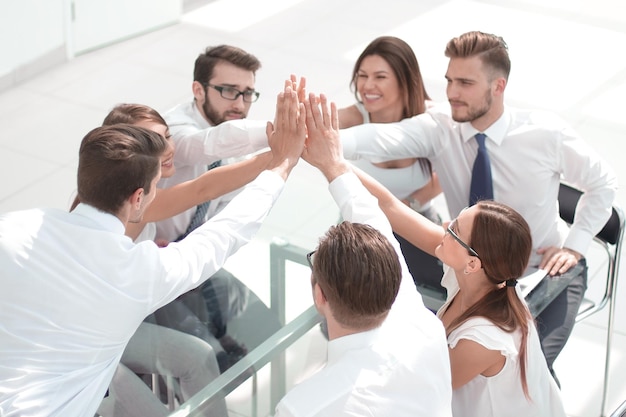 Team aziendale di successo che si danno il cinque il concetto di unanimità