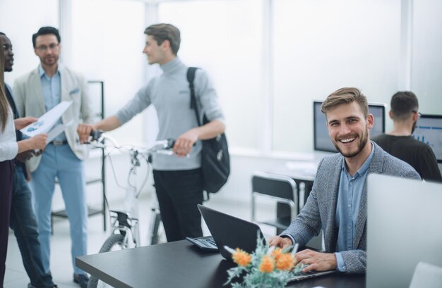 Team aziendale nei giorni feriali dell'ufficio sul posto di lavoro