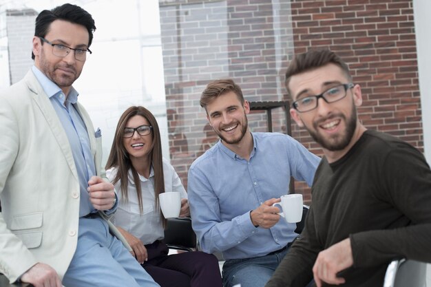 Team aziendale nella pausa caffè sul posto di lavorofoto con spazio di copia