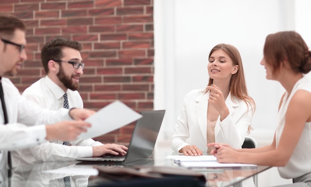 Team aziendale sul posto di lavoro in ufficio