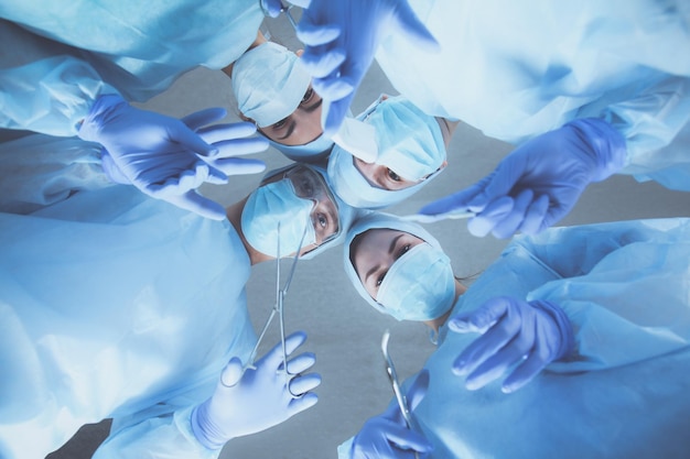 Team chirurgo al lavoro in sala operatoria