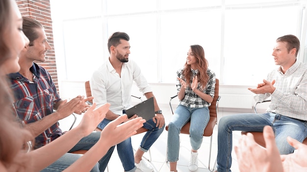 Team creativo che applaude l'allenatore