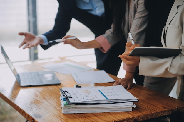 Team creativo che discute del lavoro in ufficio Piccole imprese lavoro di squadra pianificazione della strategia aziendale vita d'ufficio