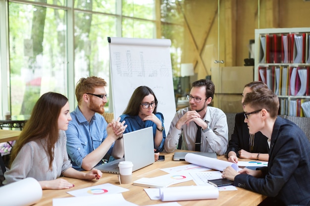 Team creativo di professionisti al tavolo