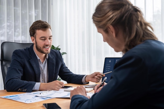 Team di analisti impegnati in ufficio che analizzano l'analisi dei dati finanziari Entità