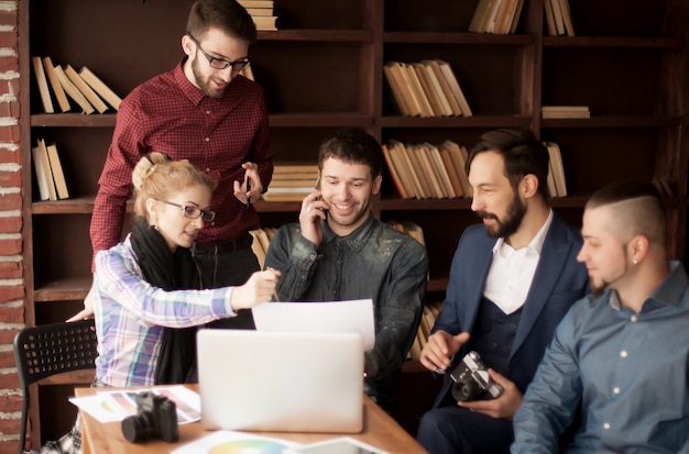 team di designer per sviluppare una nuova tavolozza di colori