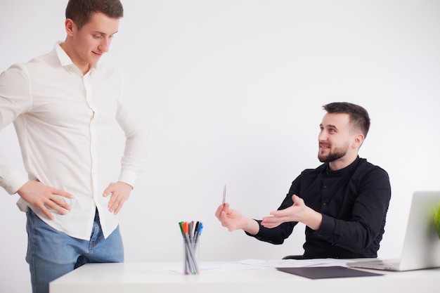 Team di dipendenti che lavorano insieme su un progetto congiunto.