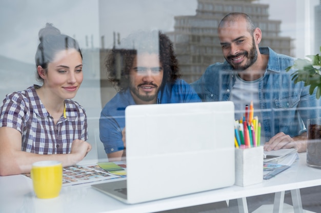 Team di fotografi che lavorano insieme alla scrivania