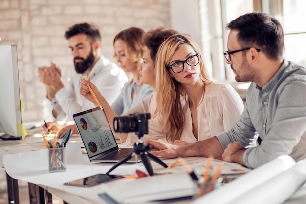 Team di giovani architetti che lavorano su piani di costruzione