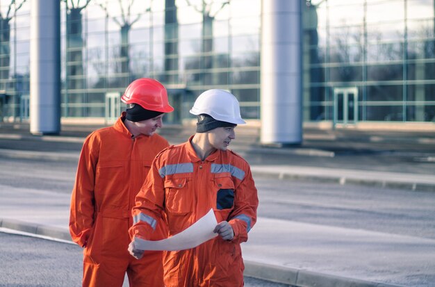 Team di giovani ingegneri che discutono di un progetto di costruzione