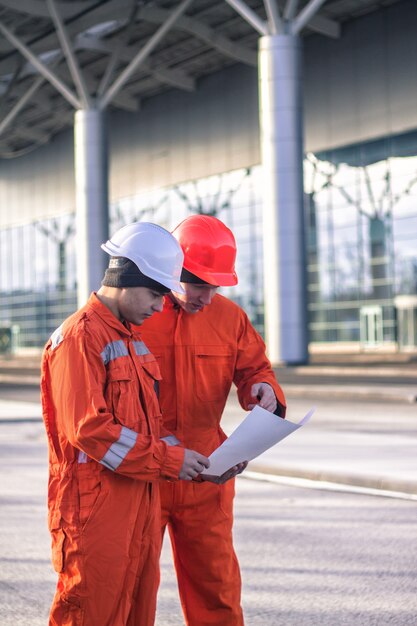 Team di giovani ingegneri che discutono di un progetto di costruzione