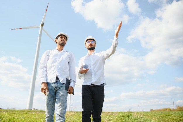 Team di giovani ingegneri di manutenzione che lavorano nel parco eolico