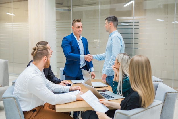 team di giovani professionisti uomini e donne al lavoro in ufficio