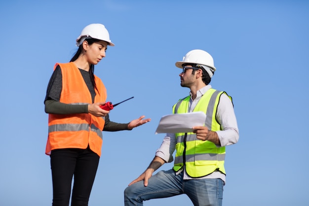 Team di ingegneri meccanici professionisti che lavorano in cantiere.