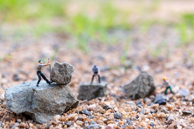 Team di lavoratori che lavorano sulla roccia