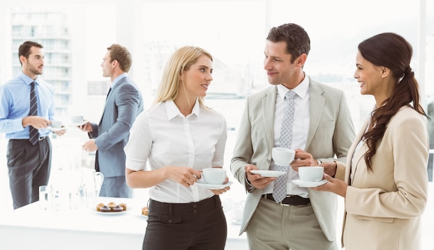 Team di lavoro durante la pausa in ufficio