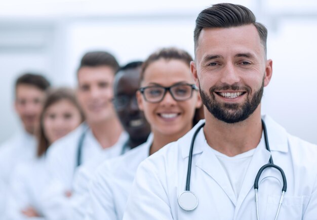 Team di medici professionisti sorridenti in piedi insieme