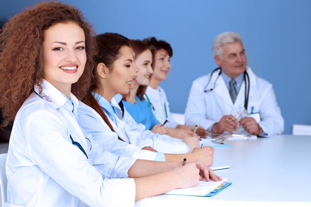 Team di medici sul posto di lavoro al chiuso