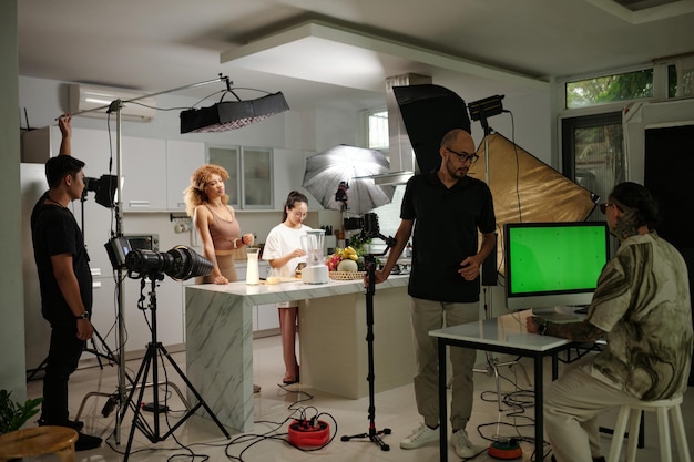 Team di operatori e fotografi che lavorano in studio