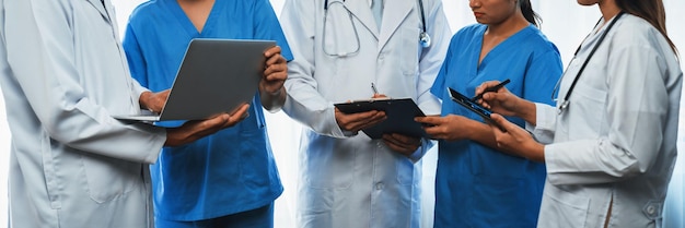 Team di personale medico con infermiere medico e professioni specialistiche sanitarie che lavorano insieme con laptop e tablet in ospedale Posto di lavoro medico e comunità sanitaria in banner panoramico Neoteric