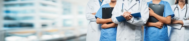 Team di personale medico fiducioso con medici, infermieri e professionisti specializzati nell'assistenza sanitaria Persone sullo sfondo sfocato del corridoio dell'ospedale Comunità medica e sanitaria in banner panoramico Neoterico