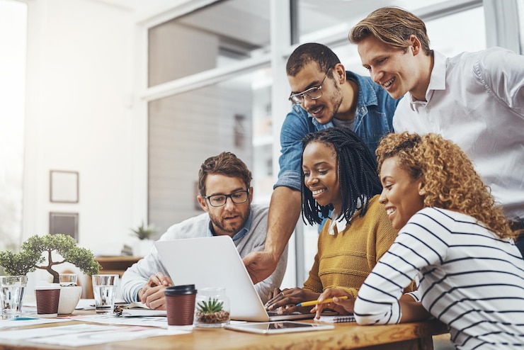 Foto team di portatili o uomini d'affari che addestrano la pianificazione o la risoluzione di problemi per una soluzione creativa gruppo felice di computer o discussione per il progetto di copywriting con il manager di digitazione per aiutare gli stagisti all'avvio
