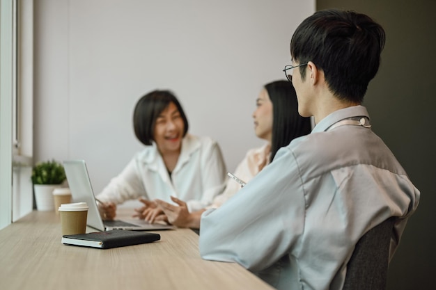 Team di professionisti che discutono di nuovi marketing in una riunione informativa