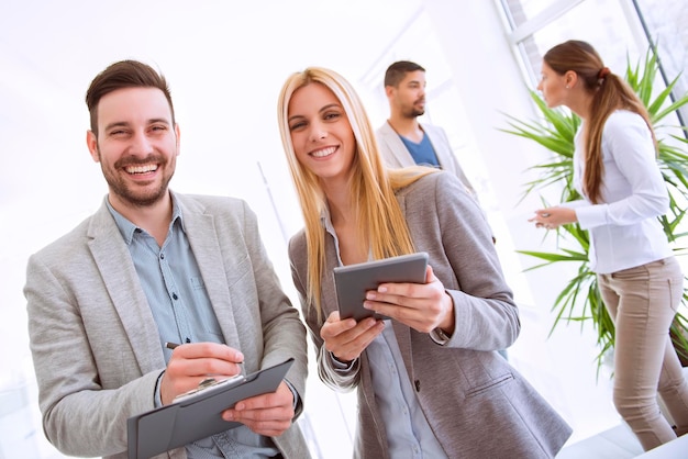 Team di successo di giovani uomini d'affari. Un gruppo di professionisti creativi che lavorano insieme su un nuovo progetto.