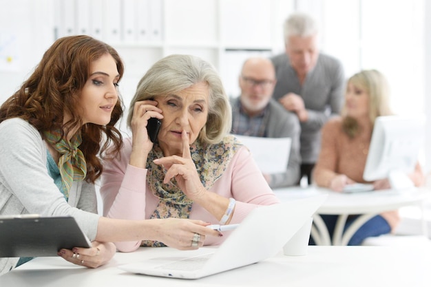 Team di uomini d'affari che lavorano insieme a un computer in ufficio