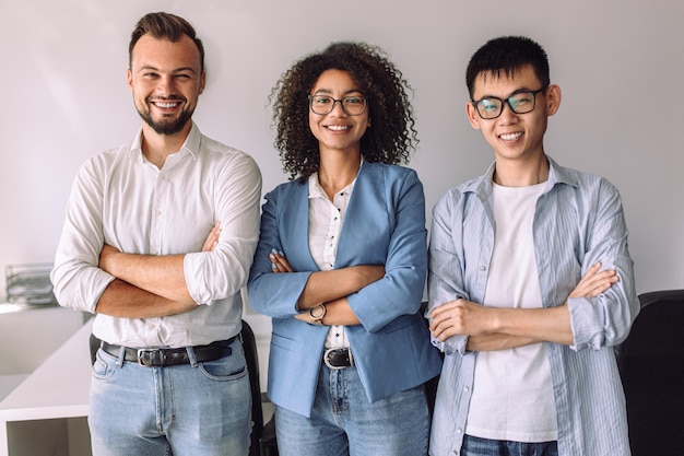 Team diversificato e fiducioso in ufficio