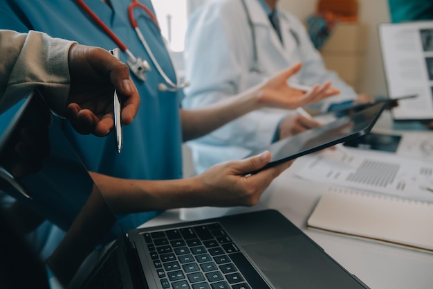 team internazionale di medici professionisti che si riuniscono in una sala conferenze presso l'ospedale moderno Healthcare e concetto di sviluppo medico