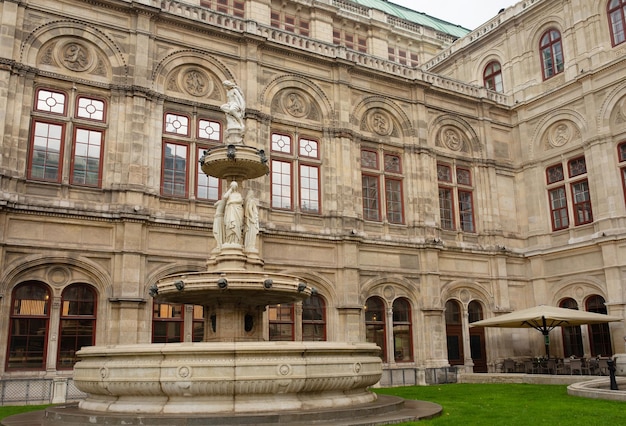 Teatro dell'Opera di Vienna, Austria. Lo storico teatro dell'opera è un simbolo e un punto di riferimento della città di Vienna