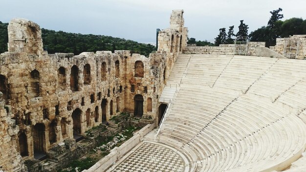 Teatro di Erode Attico contro il cielo