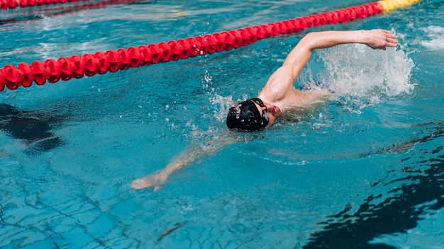 Tecnica di nuoto ad alto angolo su un lato