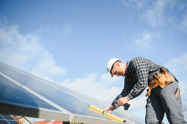 Tecnici uomini che installano moduli solari fotovoltaici Concetto di energia alternativa e rinnovabile