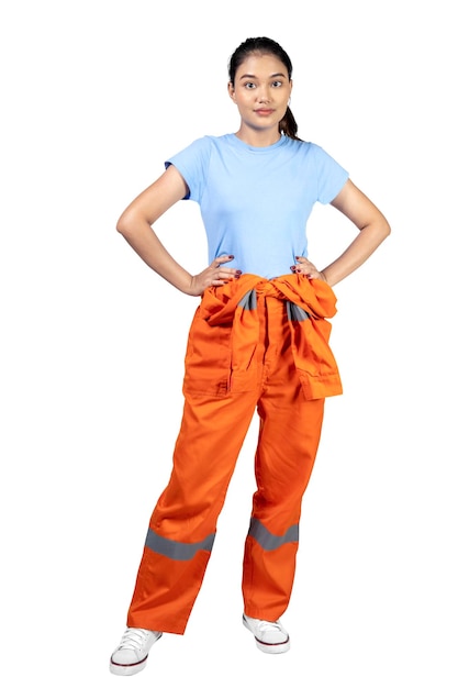 Tecnico automobilistico donna asiatica in uniforme in piedi