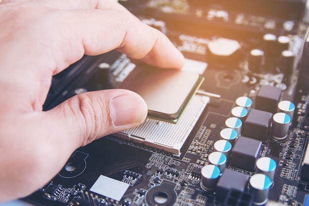 Tecnico che installa il microprocessore del chip della CPU al socket sulla scheda madre