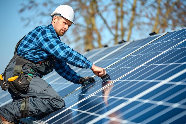 tecnico che installa le celle solari sul tetto