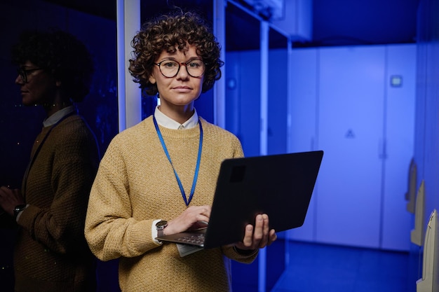 Tecnico che lavora su laptop nel data center