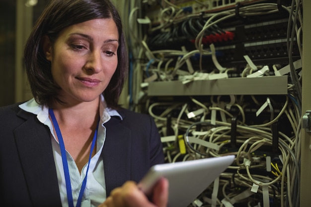 Tecnico che per mezzo della compressa digitale mentre analizzando server