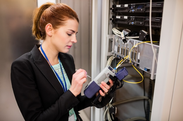 Tecnico che utilizza l'analizzatore digitale via cavo